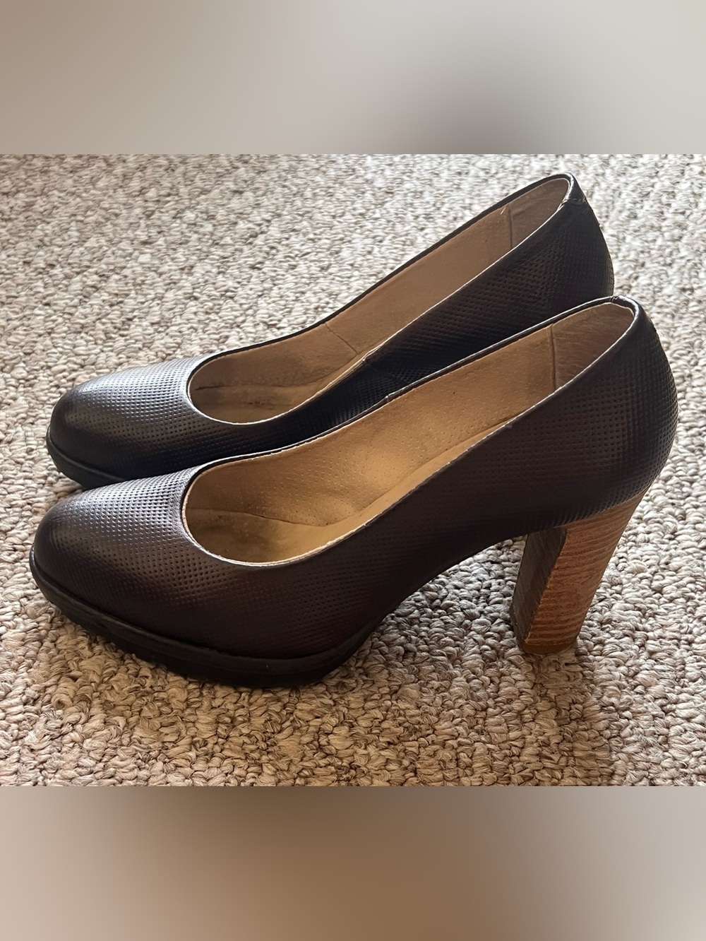 Manas Brown pumps